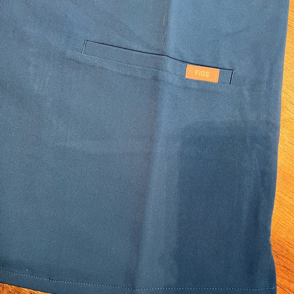 NWT Figs Three Pocket‎ Scrub Top- Large - Picture 3 of 9
